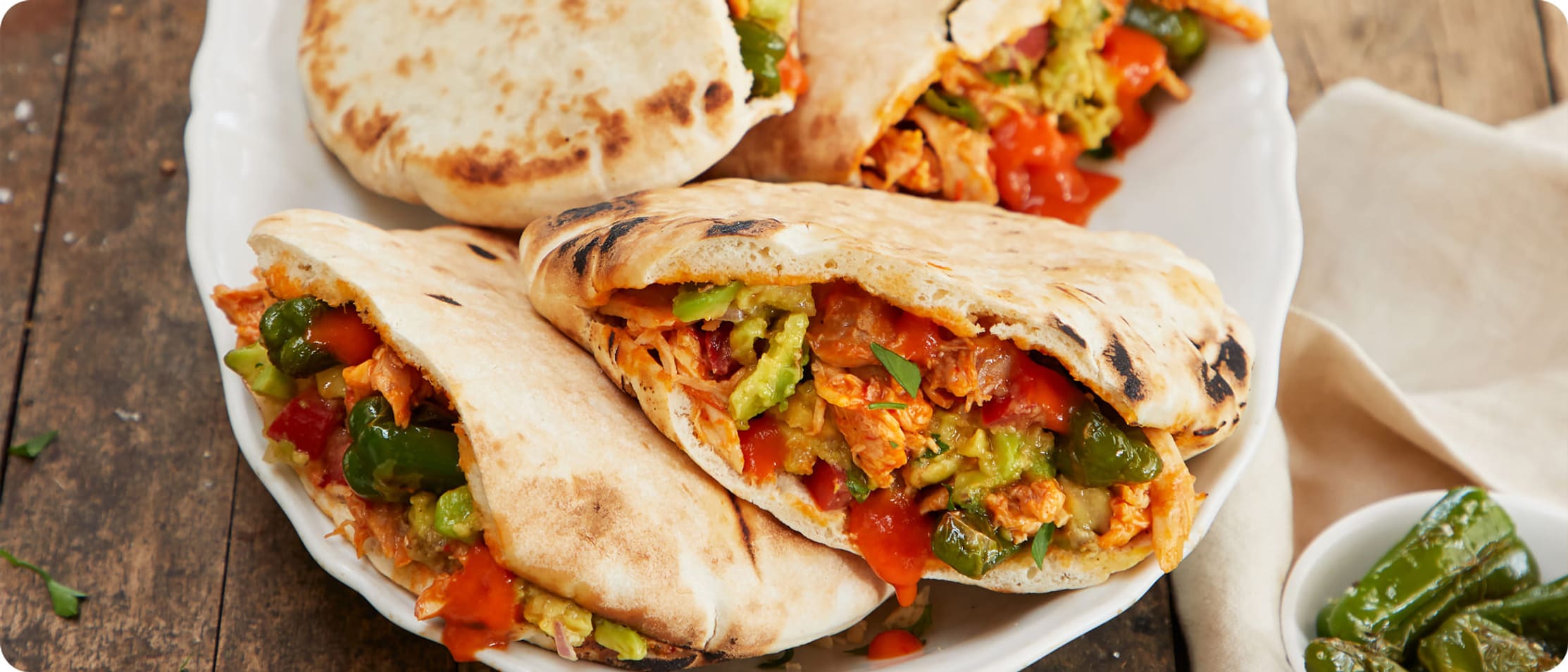 Pulled Chicken mit Pimientos de Padrón und grillierter Avocadosalsa