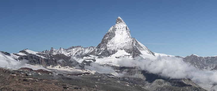 Matterhorn Berg von Bergen mit Bergkette umringt
