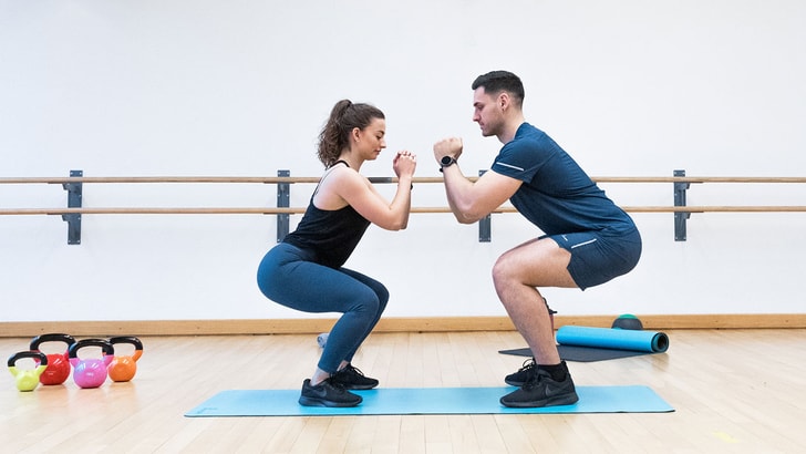 Sport Couple Faisant De L'exercice En Planche Au Centre De Fitness