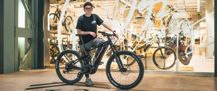 Bike World Verkäuferin stellt ein eMountainbike vor.