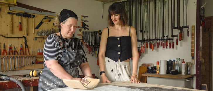 ﻿Debora Bosch et sa collaboratrice Lilli dans l&apos;atelier de Möbel Zürich en train de travailler sur une chaise