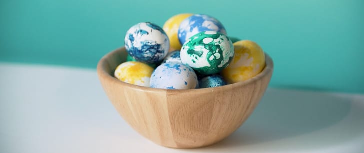 Uova di Pasqua colorate e dipinte