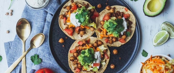 Tre tacos vegetariani su un piatto