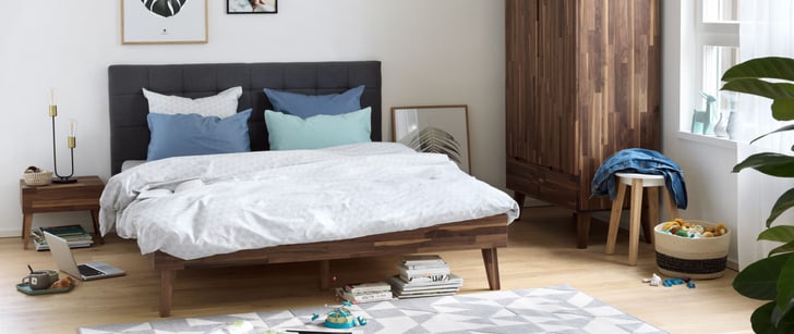 Holzbett und Holzschrank in einem Schlafzimmer