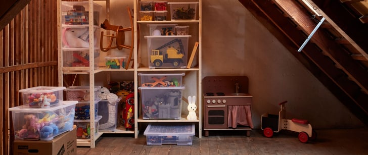 Solutions de rangement pour le grenier comme des caisses en plastique transparent, des étagères en bois et des boîtes en carton.