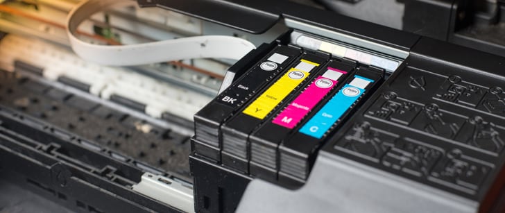 Cartucce d’inchiostro dei colori Black, Yellow, Magenta e Cyan in una stampante
