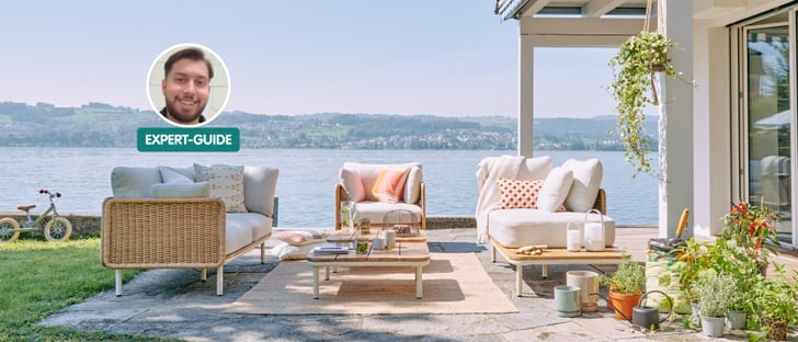 ﻿Scène d&apos;un salon de jardin confortable au bord du lac