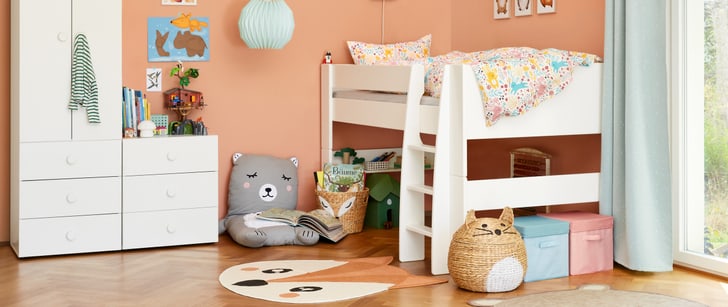 Kinderzimmer mit einem Hochbett und Spielzeugen.