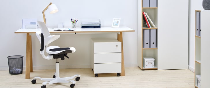 Espace de travail avec table et chaise de bureau.