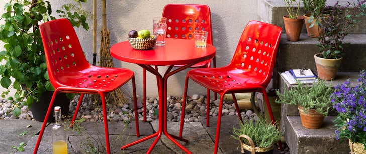 Trois chaises rouges dans un jardinet