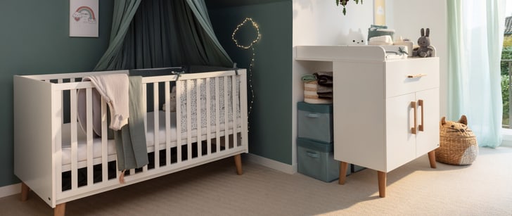 Chambre de bébé avec lit de bébé et table à langer.