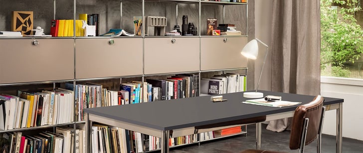 Un bureau avec une table et une étagère.jpg