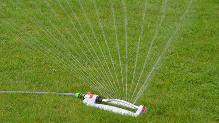 Irrigateur coudé