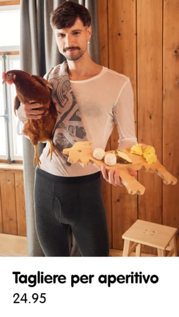 ﻿Una persona tiene in mano una gallina e un piatto da aperitivo in un locale rustico.jpg