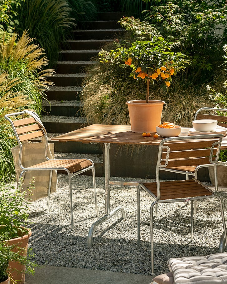 gemütliche Sitzecke im Halbschatten mit Holz-Gartenmöbel von Schaffner und einem kleinen Orangenbaum