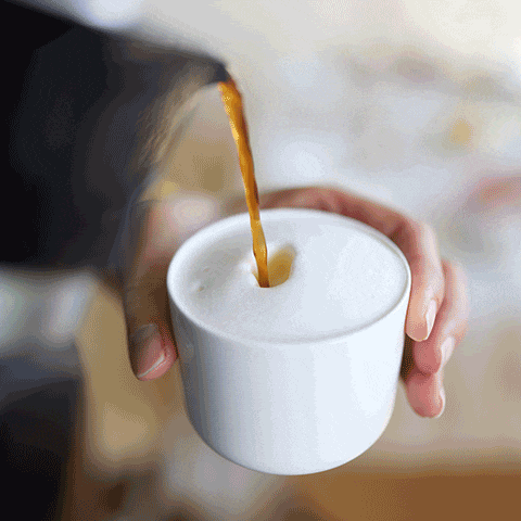 Animation: Kaffee wird in eine Tasse mit Milchschaum gegossen, danach wird ein Teesieb in eine Tasse mit heissem Wasser getaucht.