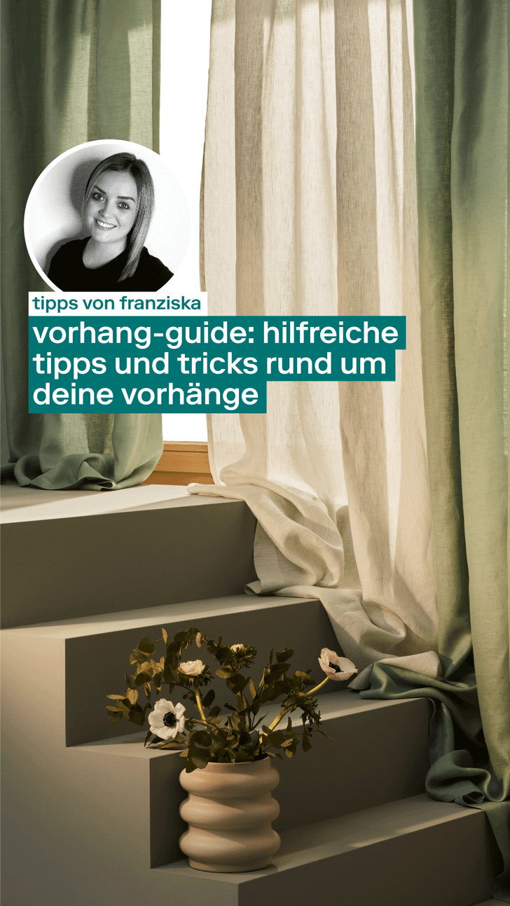 Helle Vorhänge in Grün- und Beigetönen, dekoriert mit Blumen auf einer Treppe, mit einem Textfeld für Tipps zum Thema Vorhänge.