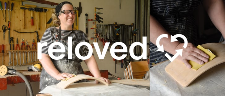 Eine Person bearbeitet ein Holzstück in einer Werkstatt. Im Hintergrund sind Werkzeuge zu sehen. Text &quot;reloved&quot; mit Recycling-Symbol.