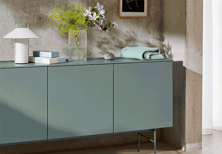 GIF mit stilvollen Kommoden, die in verschiedenen Farben und Materialien nacheinander angezeigt werden, dekoriert mit Blumen und Büchern.
