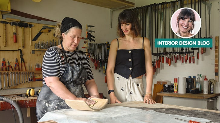 Debora Bosch und Lilli arbeiten gemeinsam an einem Holzstuhl in der Werkstatt von Möbel Zürich