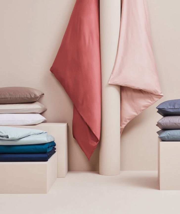 Draps empilés et suspendus de différentes couleurs.