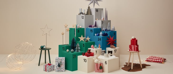 Eine weihnachtliche Szenerie mit nummerierten Geschenkboxen, Dekorationen und Lichtern.