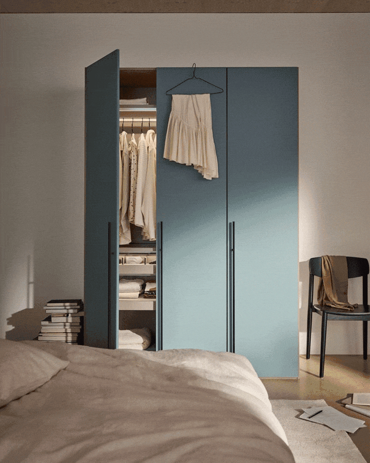 GIF montrant différentes armoires modernes dans une chambre élégante, y compris une armoire bleue avec des portes ouvertes et une jupe sur un cintre.