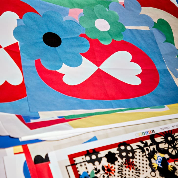 Pile de fleurs en papier colorées et formes de cœur sur une table.