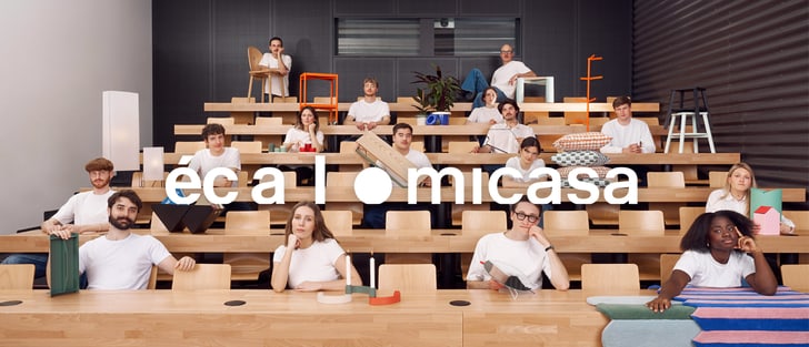 Gruppenfoto in einem modernen Raum mit Holzstufen, dekoriert mit Designobjekten von écal und micasa.