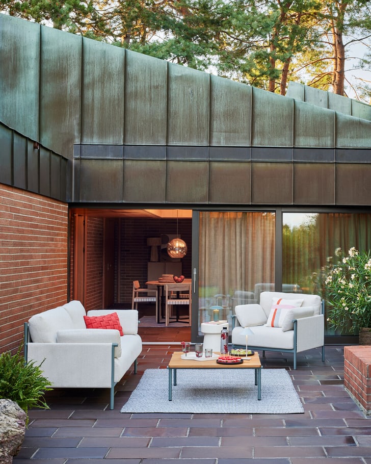 Terrasse confortable avec des canapés blancs, table en bois et décorations pour une soirée détendue.