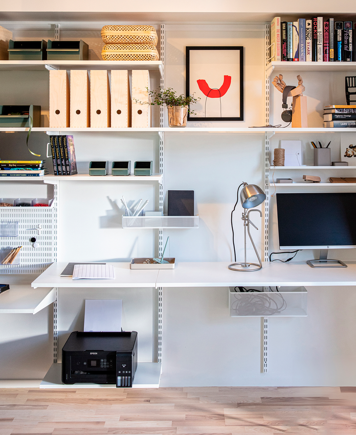 Sistema di scaffali per tenere in ordine l&apos;home office. 