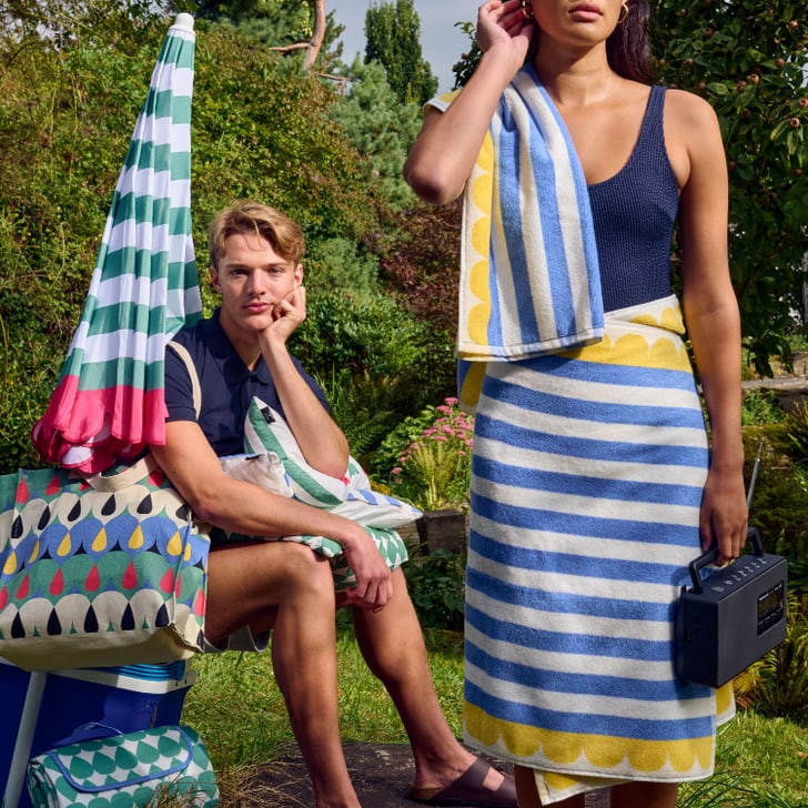 Scène estivale avec des serviettes de plage colorées et un parasol dans le jardin.