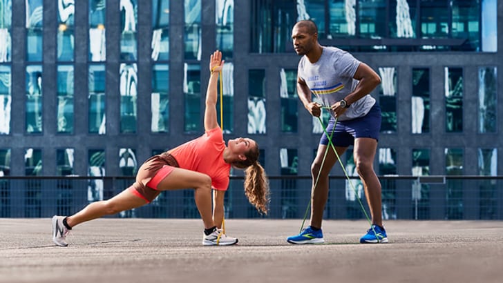 Mann und Frau beim Fitness Training mit Gymnastik-Bänder