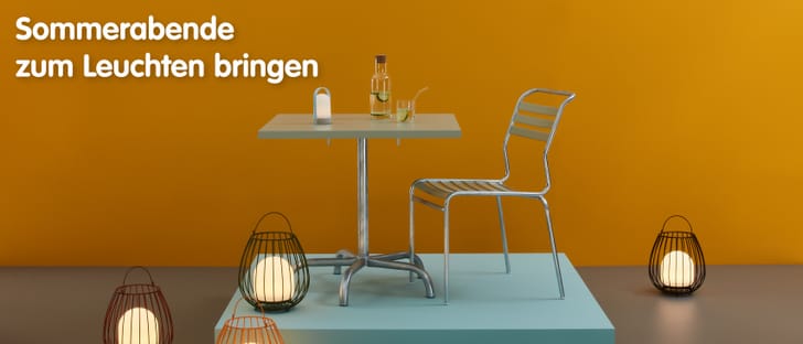 Gartentisch und -stuhl Kombination in einem orange-farbenen Studiosetting geschmückt mit farbenfrohen Outdoorleuchten