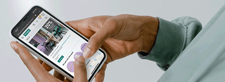 Micasa Newsletter als Mockup auf einem Smartphone, das von einer männlichen Hand gehalten wird