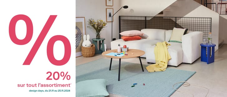 Salon moderne avec meubles élégants et accessoires de maison, offre de 20% de réduction sur tout l&apos;assortiment.