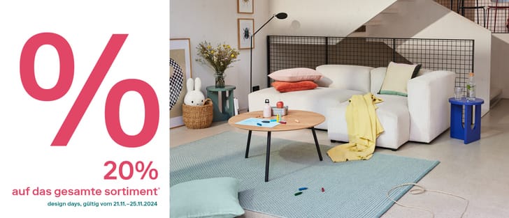 Modern eingerichtetes Wohnzimmer mit stilvollen Möbeln und Wohnaccessoires, Angebot von 20% Rabatt auf das gesamte Sortiment.