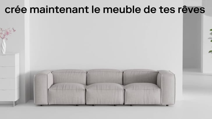 Un canapé gris moderne devant un mur blanc avec le texte &quot;crée maintenant le meuble de tes rêves&quot;.