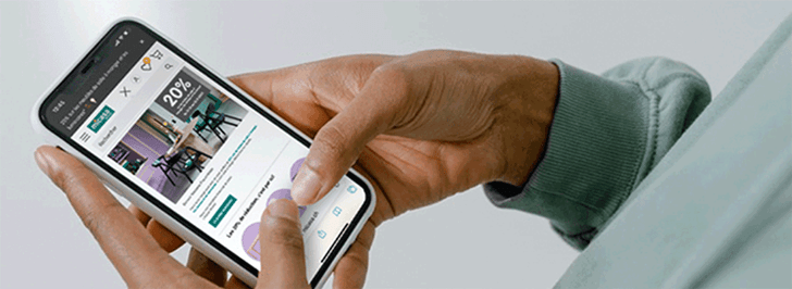﻿La newsletter Micasa en mockup sur un smartphone tenu par une main masculine