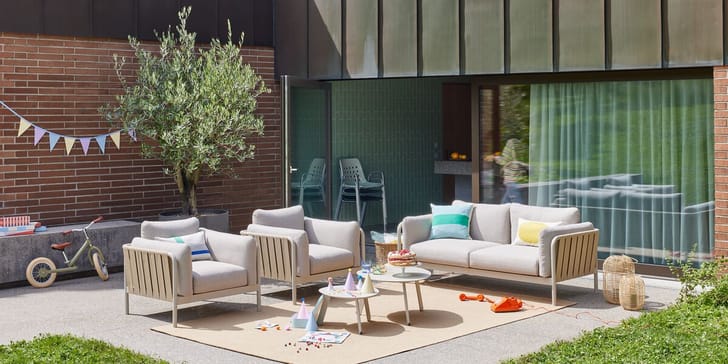 MIC_2025_SUEnsemble de sièges moderne sur la terrasse avec décoration de fête et jouets à l'extérieur.