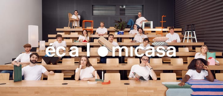 Photo de groupe dans une salle moderne avec des gradins en bois, décorée d'objets design d'écal et micasa.