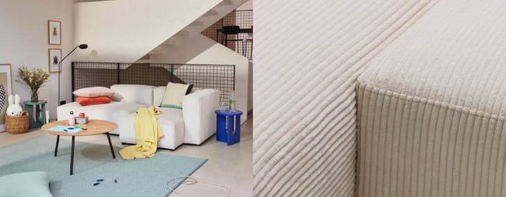 Modernes Wohnzimmer mit cremefarbener Couch und Nahaufnahmen des gerippten Stoffbezugs.