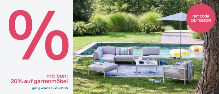 Gartenmöbel-Set auf einer Wiese vor einem Pool, daneben ein Sonnenschirm. Text: „Mit Bon: 20 % auf Gartenmöbel“.