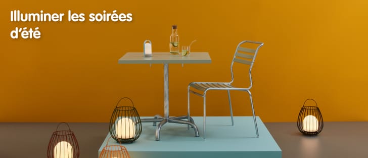 ﻿Table et chaise de jardin combinées dans un décor de studio orange orné de lampes d&apos;extérieur colorées
