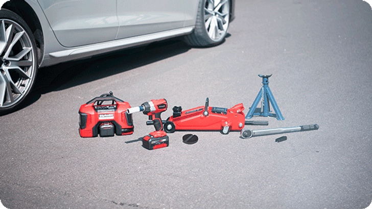 Come sostituire una ruota a terra con il crick per auto: guida pratica 