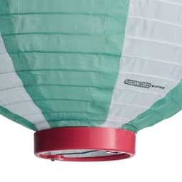 Détail d&apos;une lampe en papier rayée vert et blanc avec un cadre en métal rouge.