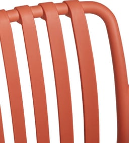 Rückenlehne eines roten Metallstuhls.