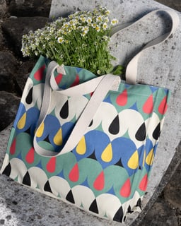 Sac coloré avec des fleurs sur une pierre.