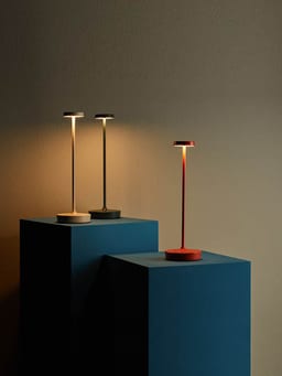 Trois lampes sur pied modernes sur des socles bleus, offrant un éclairage élégant.