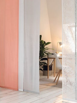 Panneaux japonais modernes en couleurs pastel devant un espace de travail confortable.